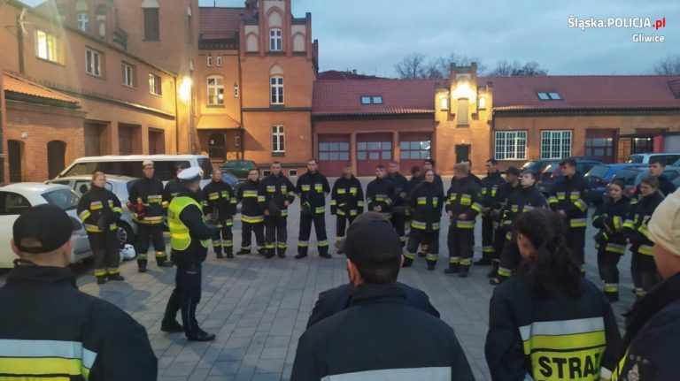 Policjanci szkolili strażaków z kierowania ruchem drogowym