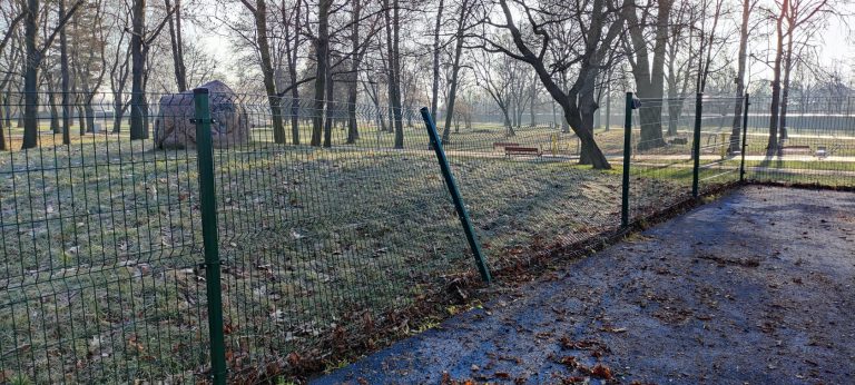 Zniszczono ogrodzenie w parku miejskim